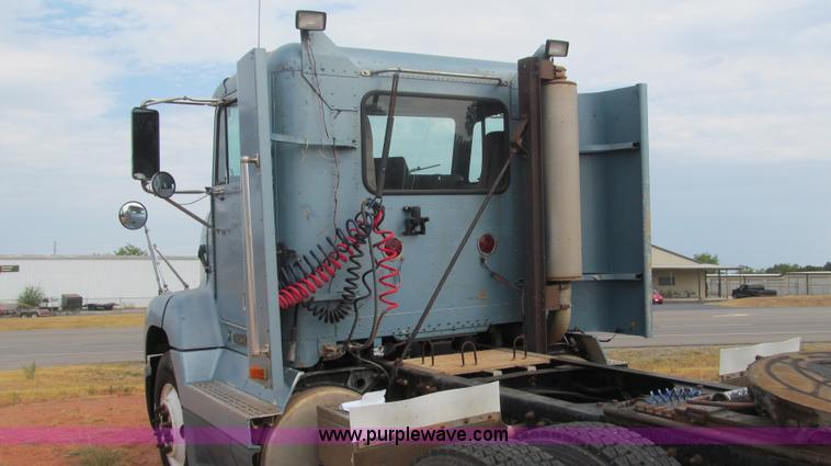 image for item F3018 1994 Freightliner FLD112 semi truck