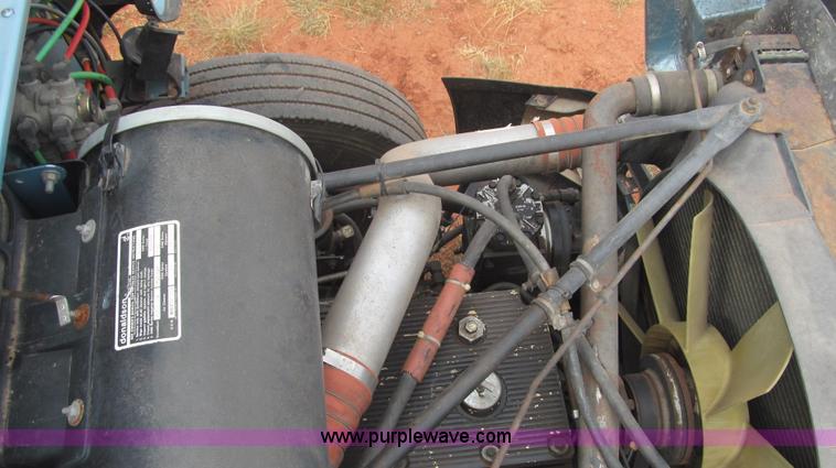 image for item F3018 1994 Freightliner FLD112 semi truck