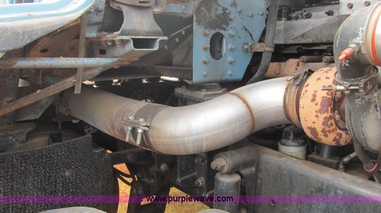 image for item F3018 1994 Freightliner FLD112 semi truck