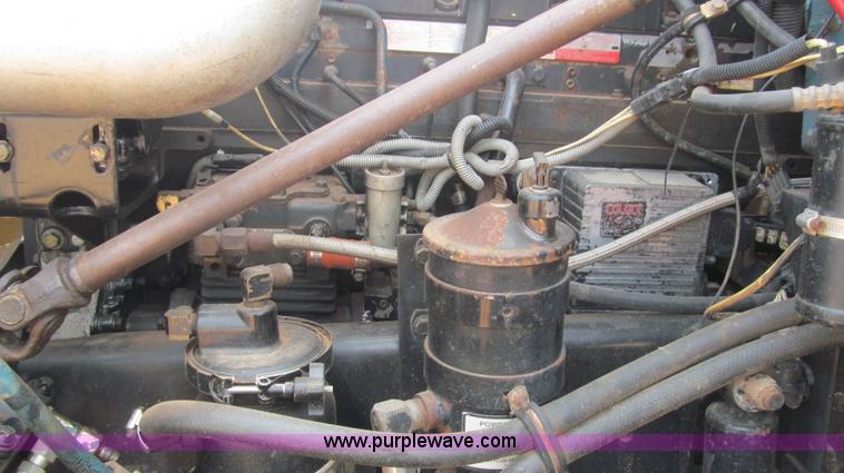 image for item F3018 1994 Freightliner FLD112 semi truck