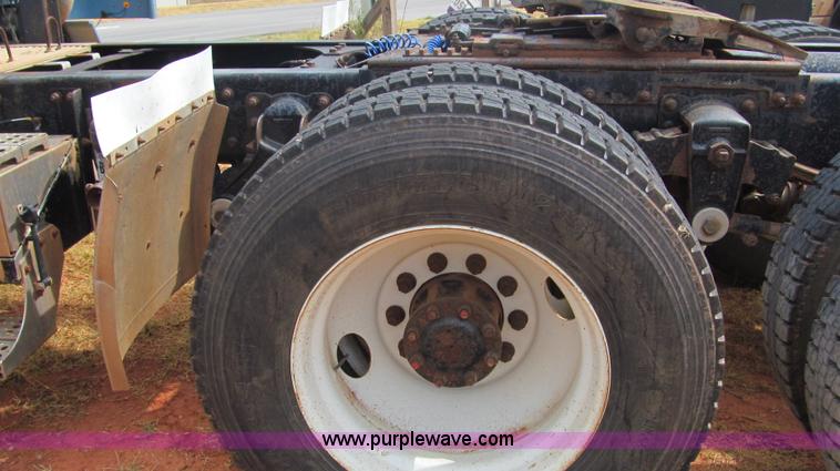 image for item F3018 1994 Freightliner FLD112 semi truck