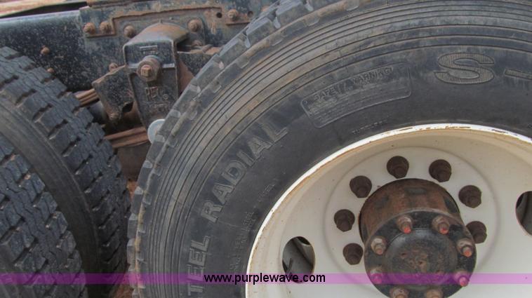 image for item F3018 1994 Freightliner FLD112 semi truck