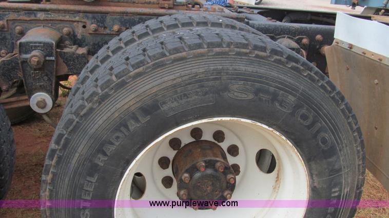 image for item F3018 1994 Freightliner FLD112 semi truck