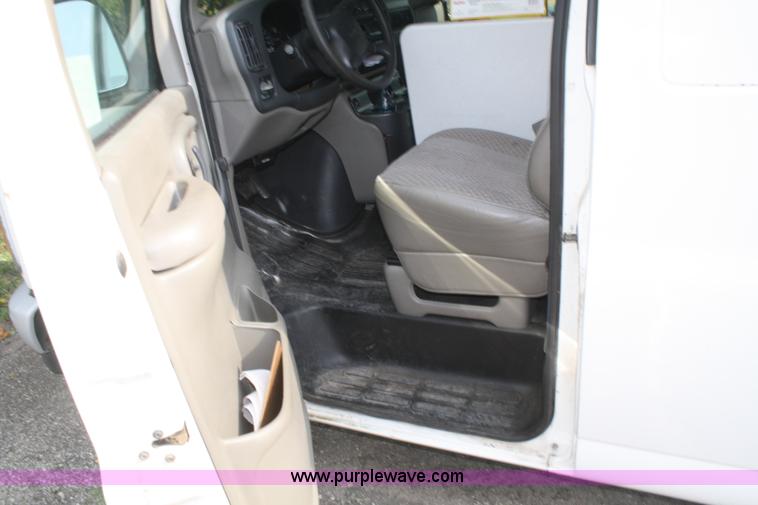 image for item B6921 2000 GMC cargo van