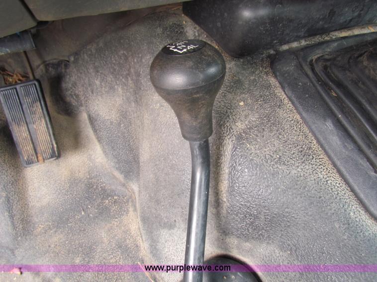 image for item B7474 2003 Ford F350 XL Super Duty flatbed pickup truck