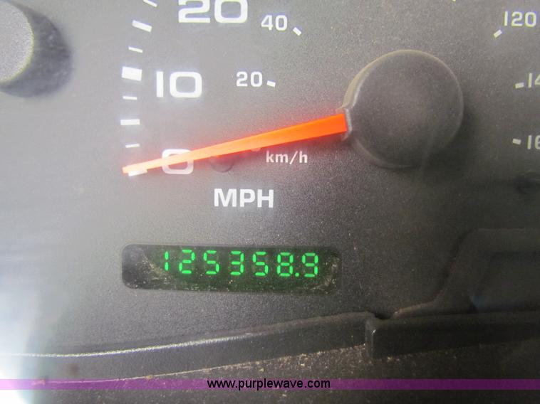 image for item B7474 2003 Ford F350 XL Super Duty flatbed pickup truck