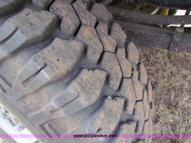 image for item B7474 2003 Ford F350 XL Super Duty flatbed pickup truck