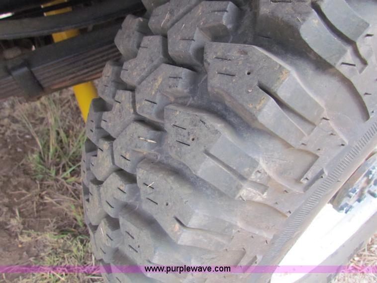 image for item B7474 2003 Ford F350 XL Super Duty flatbed pickup truck