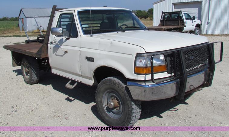 image for item B7489 1995 Ford F250 XL flatbed pickup truck