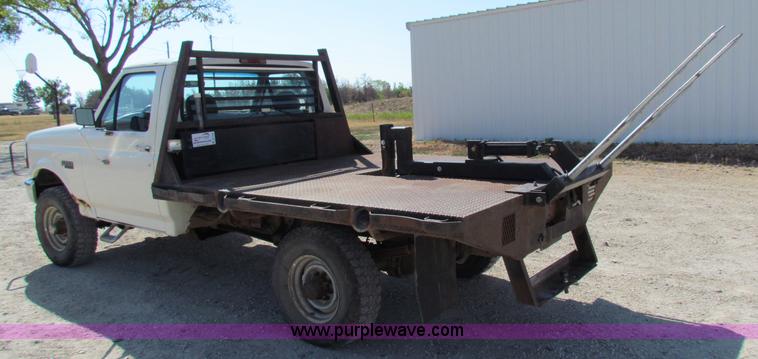 image for item B7489 1995 Ford F250 XL flatbed pickup truck