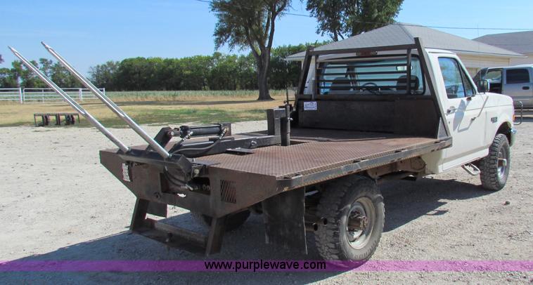 image for item B7489 1995 Ford F250 XL flatbed pickup truck