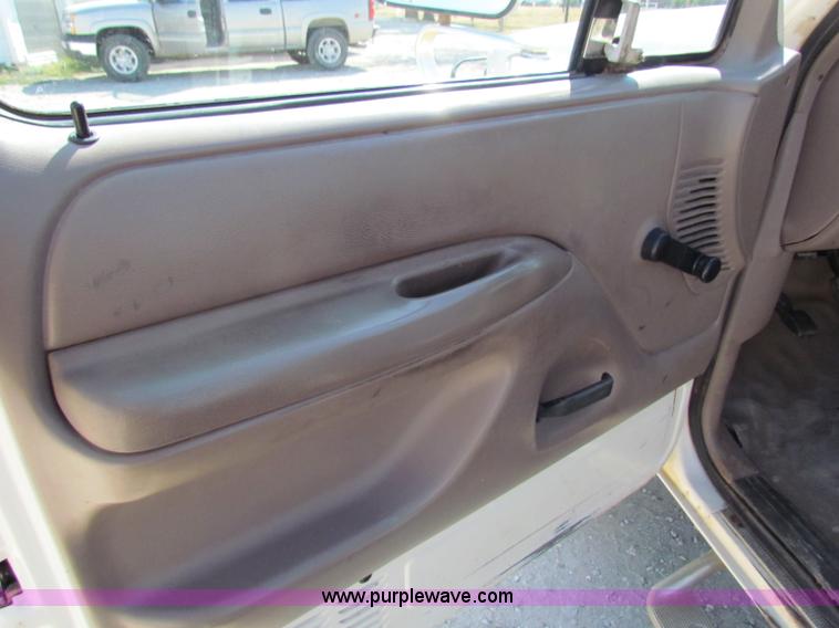 image for item B7489 1995 Ford F250 XL flatbed pickup truck