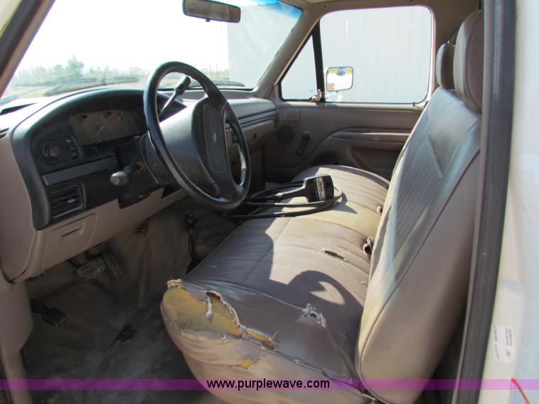 image for item B7489 1995 Ford F250 XL flatbed pickup truck