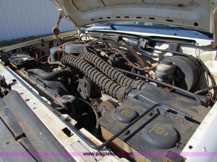 image for item B7489 1995 Ford F250 XL flatbed pickup truck