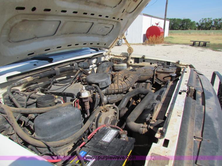 image for item B7489 1995 Ford F250 XL flatbed pickup truck