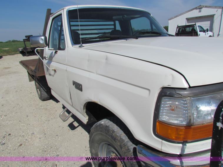 image for item B7489 1995 Ford F250 XL flatbed pickup truck