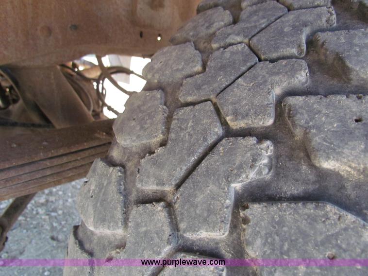 image for item B7489 1995 Ford F250 XL flatbed pickup truck