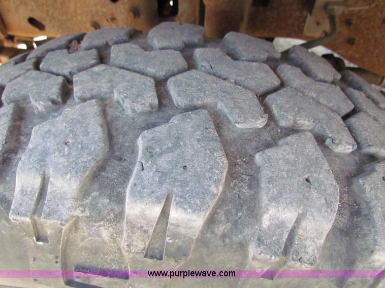 image for item B7489 1995 Ford F250 XL flatbed pickup truck