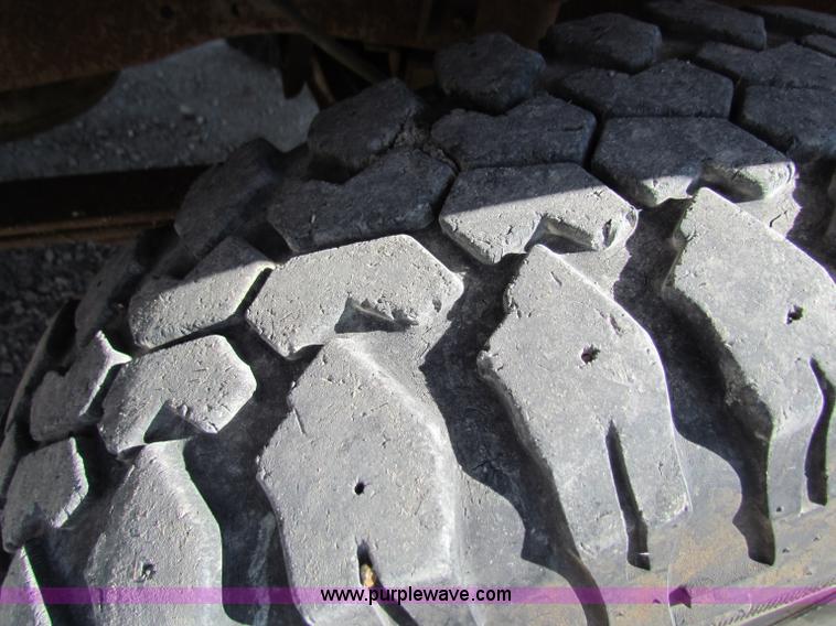 image for item B7489 1995 Ford F250 XL flatbed pickup truck