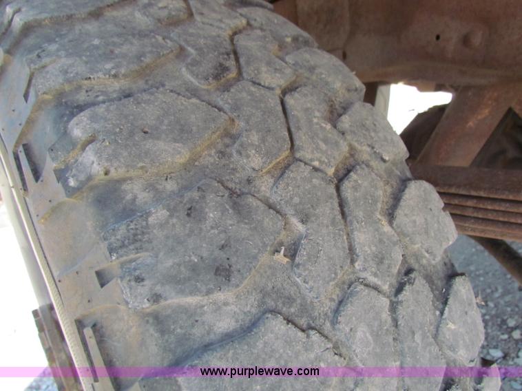 image for item B7489 1995 Ford F250 XL flatbed pickup truck