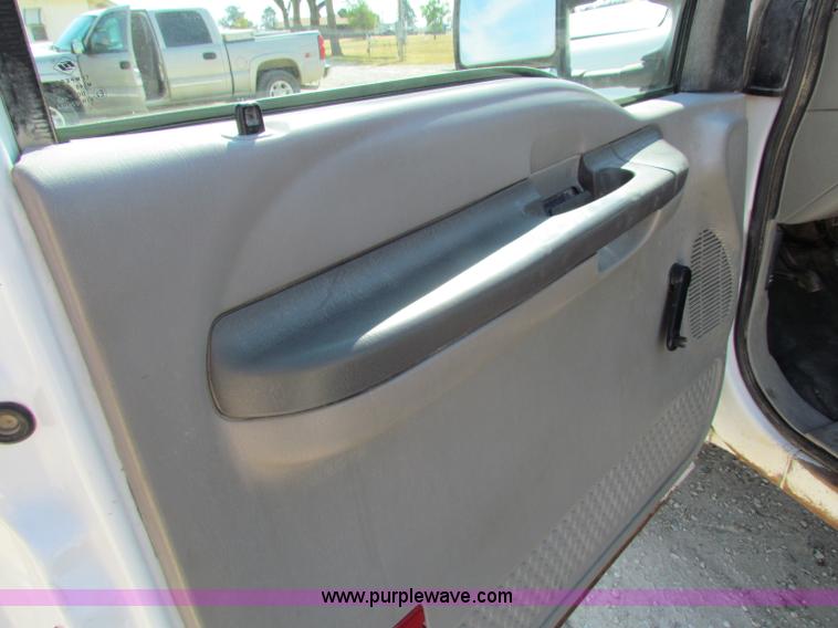 image for item B7490 2000 Ford F550 XL Super Duty flatbed pickup truck