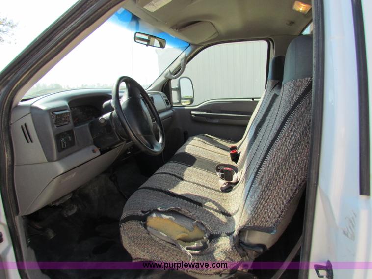 image for item B7490 2000 Ford F550 XL Super Duty flatbed pickup truck