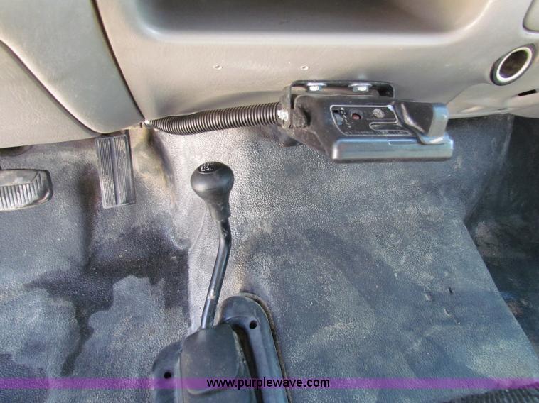 image for item B7490 2000 Ford F550 XL Super Duty flatbed pickup truck