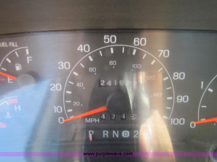 image for item B7490 2000 Ford F550 XL Super Duty flatbed pickup truck