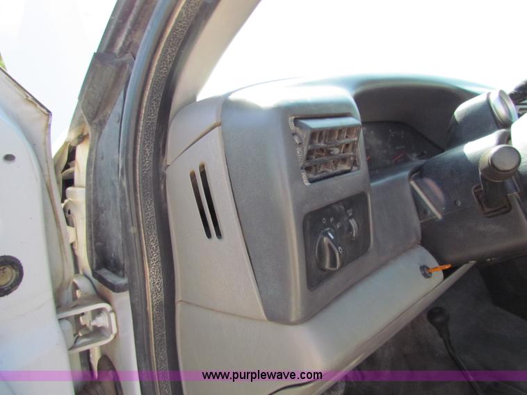 image for item B7490 2000 Ford F550 XL Super Duty flatbed pickup truck