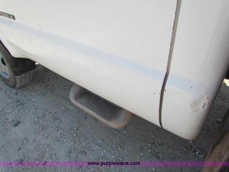 image for item B7490 2000 Ford F550 XL Super Duty flatbed pickup truck