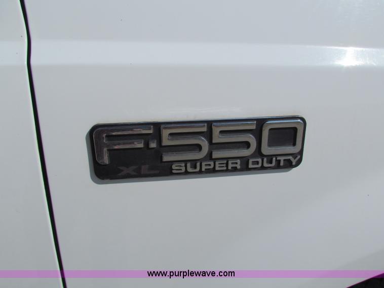 image for item B7490 2000 Ford F550 XL Super Duty flatbed pickup truck