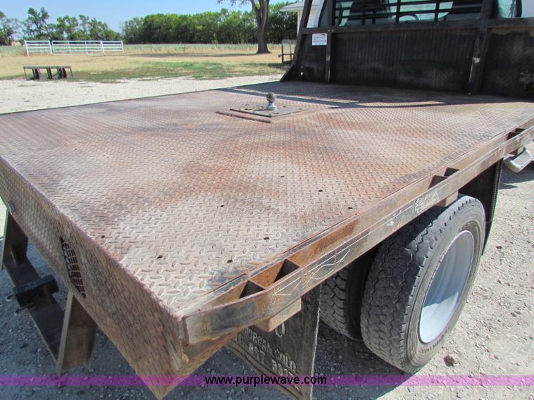 image for item B7490 2000 Ford F550 XL Super Duty flatbed pickup truck