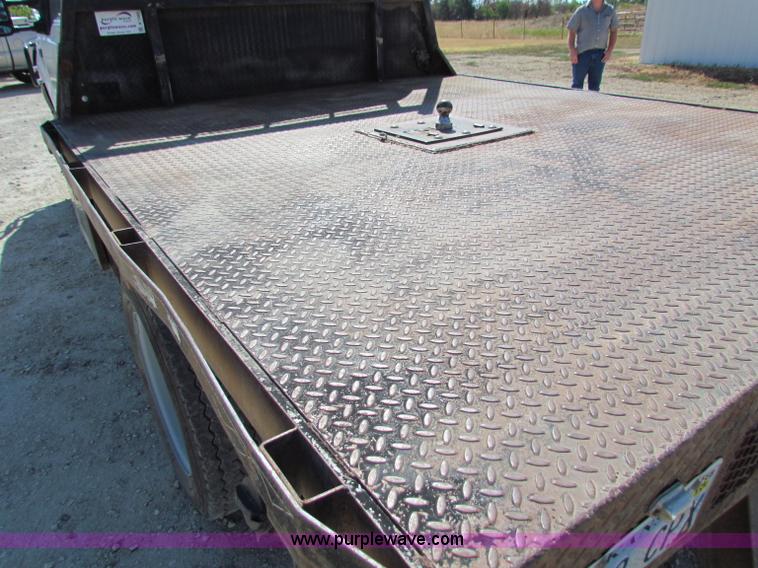 image for item B7490 2000 Ford F550 XL Super Duty flatbed pickup truck