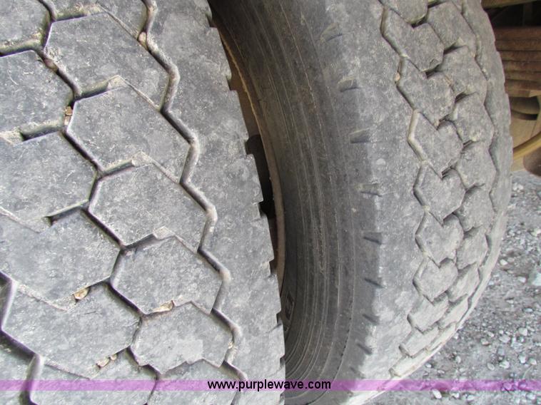 image for item B7490 2000 Ford F550 XL Super Duty flatbed pickup truck