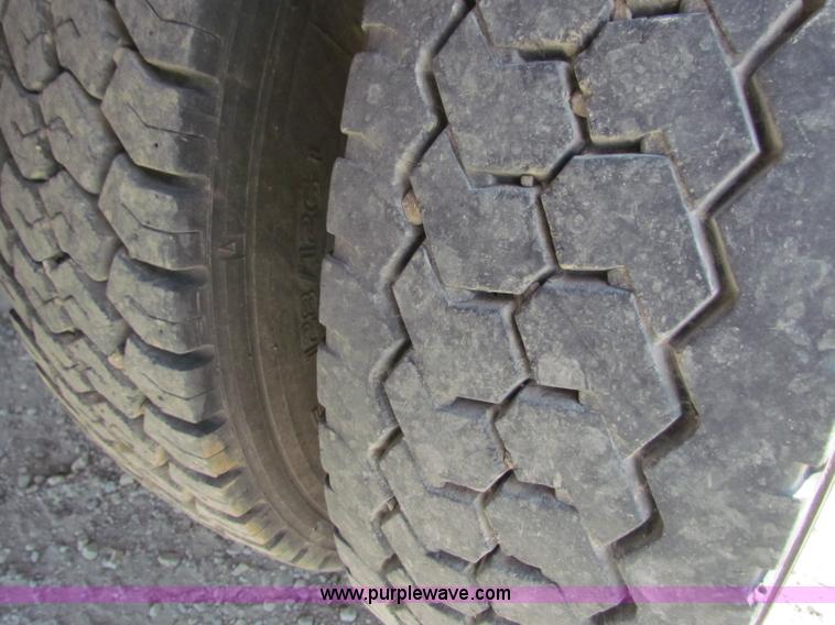 image for item B7490 2000 Ford F550 XL Super Duty flatbed pickup truck