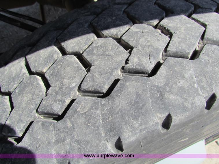 image for item B7490 2000 Ford F550 XL Super Duty flatbed pickup truck