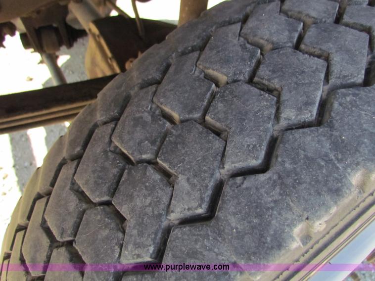 image for item B7490 2000 Ford F550 XL Super Duty flatbed pickup truck