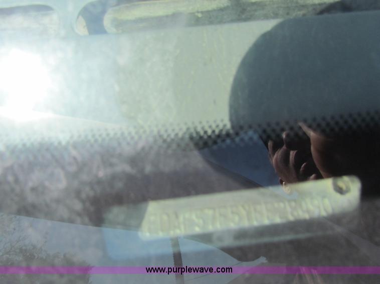 image for item B7490 2000 Ford F550 XL Super Duty flatbed pickup truck