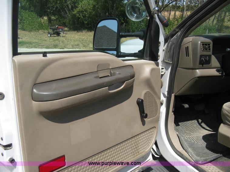 image for item B8057 2000 Ford F450 XL Super Duty flatbed pickup truck