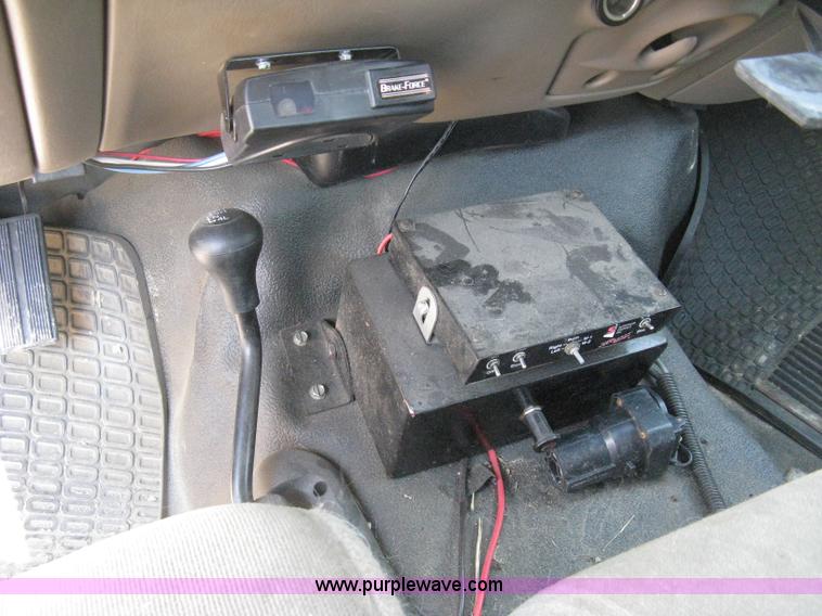 image for item B8057 2000 Ford F450 XL Super Duty flatbed pickup truck