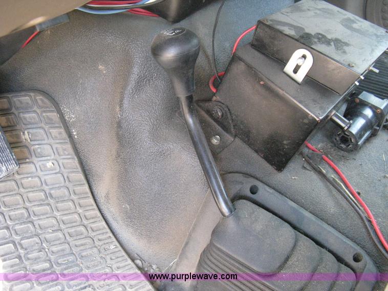 image for item B8057 2000 Ford F450 XL Super Duty flatbed pickup truck