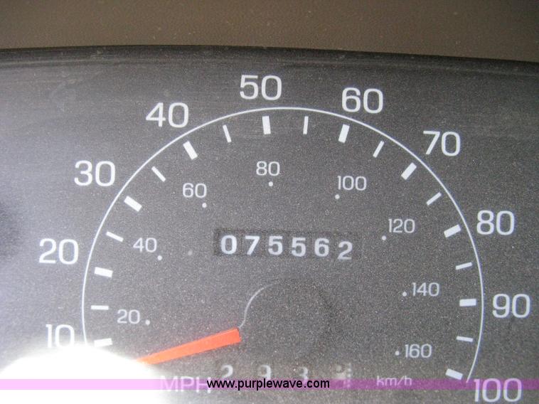 image for item B8057 2000 Ford F450 XL Super Duty flatbed pickup truck