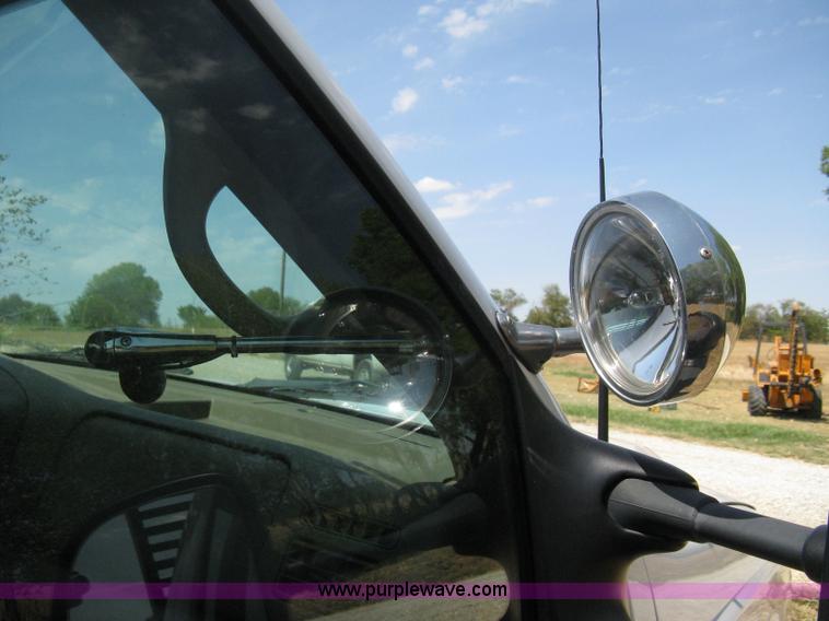 image for item B8057 2000 Ford F450 XL Super Duty flatbed pickup truck