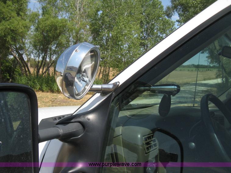 image for item B8057 2000 Ford F450 XL Super Duty flatbed pickup truck