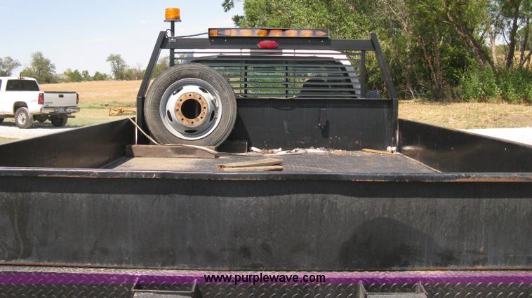 image for item B8057 2000 Ford F450 XL Super Duty flatbed pickup truck