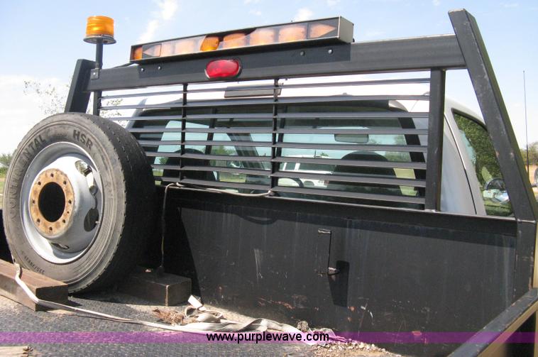 image for item B8057 2000 Ford F450 XL Super Duty flatbed pickup truck