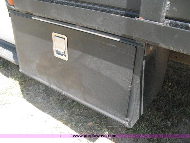 image for item B8057 2000 Ford F450 XL Super Duty flatbed pickup truck