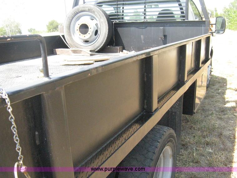 image for item B8057 2000 Ford F450 XL Super Duty flatbed pickup truck