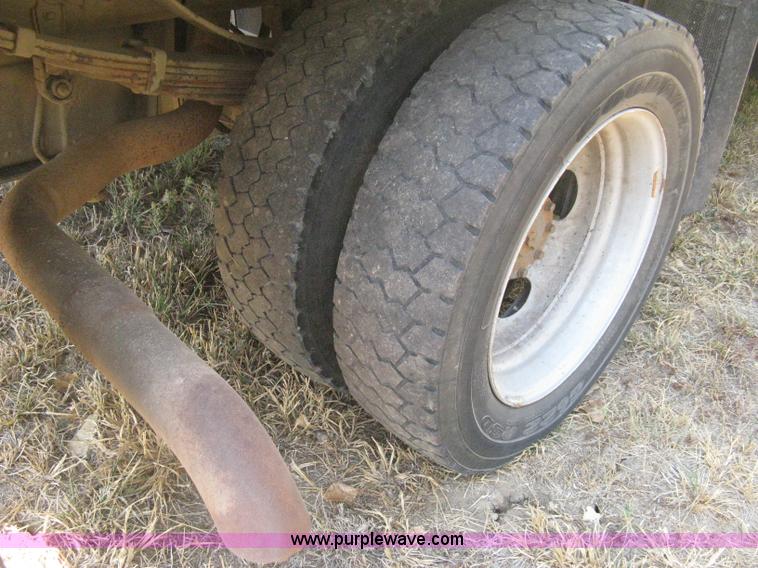 image for item B8057 2000 Ford F450 XL Super Duty flatbed pickup truck