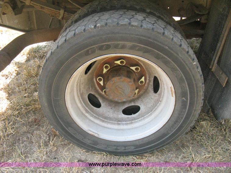 image for item B8057 2000 Ford F450 XL Super Duty flatbed pickup truck